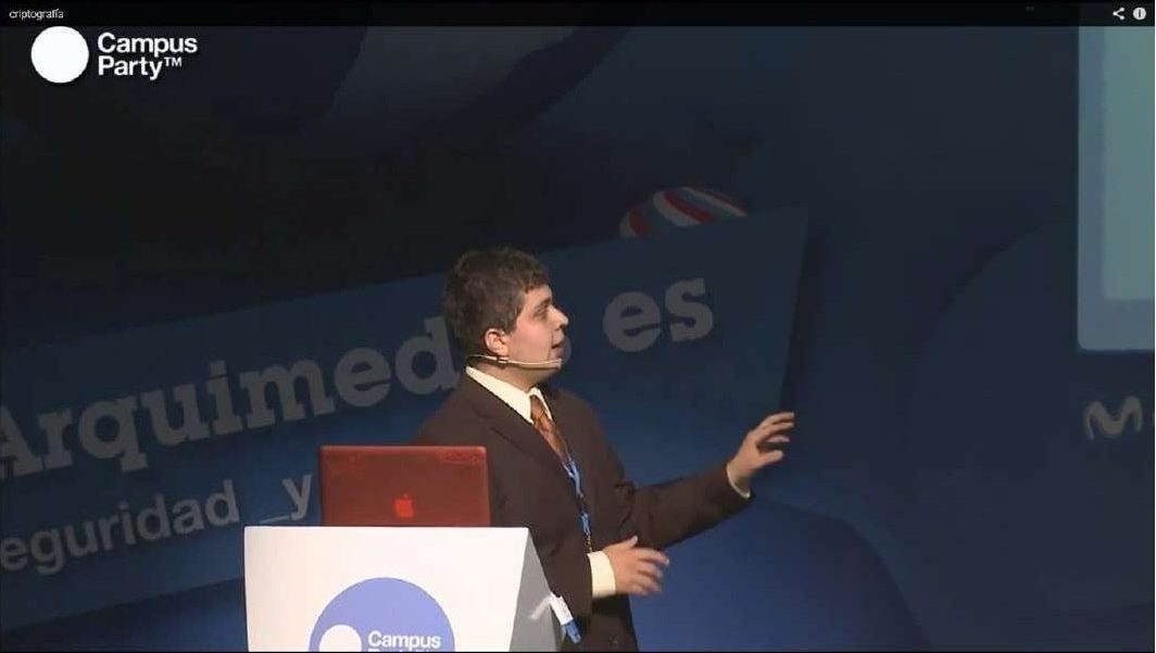 Impartiendo conferencia en Campus Party México 2013